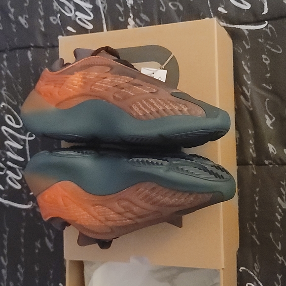 Yeezy 700 V3 - Picture 3 of 5